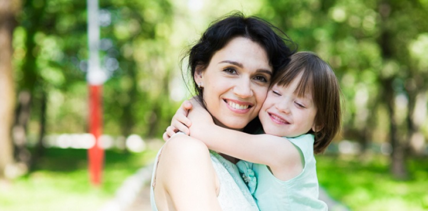 Счастливая мама с ребенком на руках