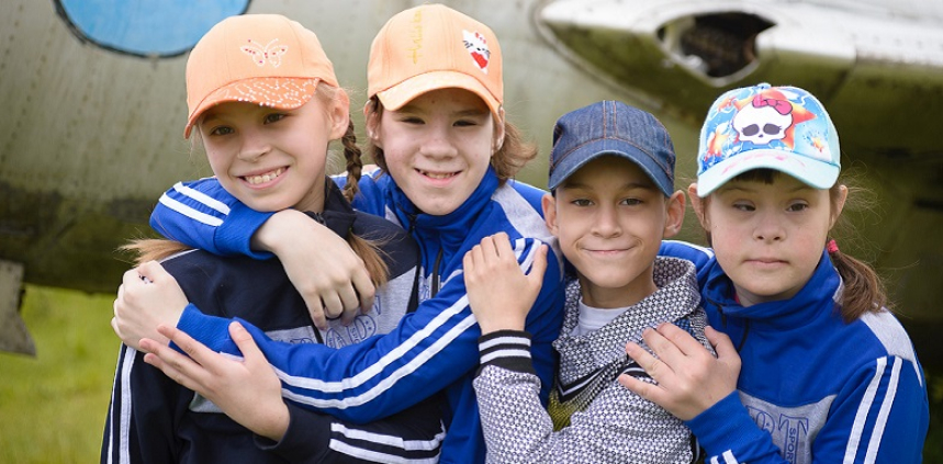 4 ребенка в спортивной форме