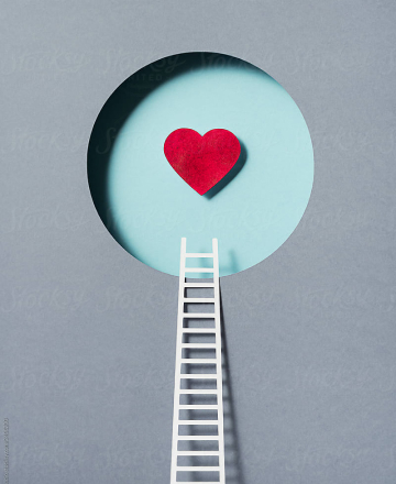 Бумажная открытка, лестница к сердцу посередине