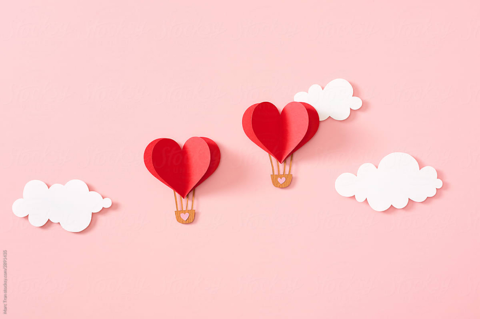 Аппликация из бумага: розовые сердечки и белые облака