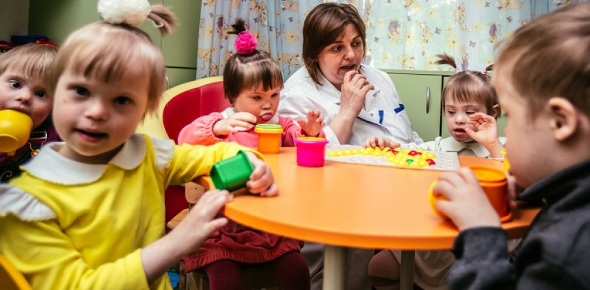 Дети сидят за столом