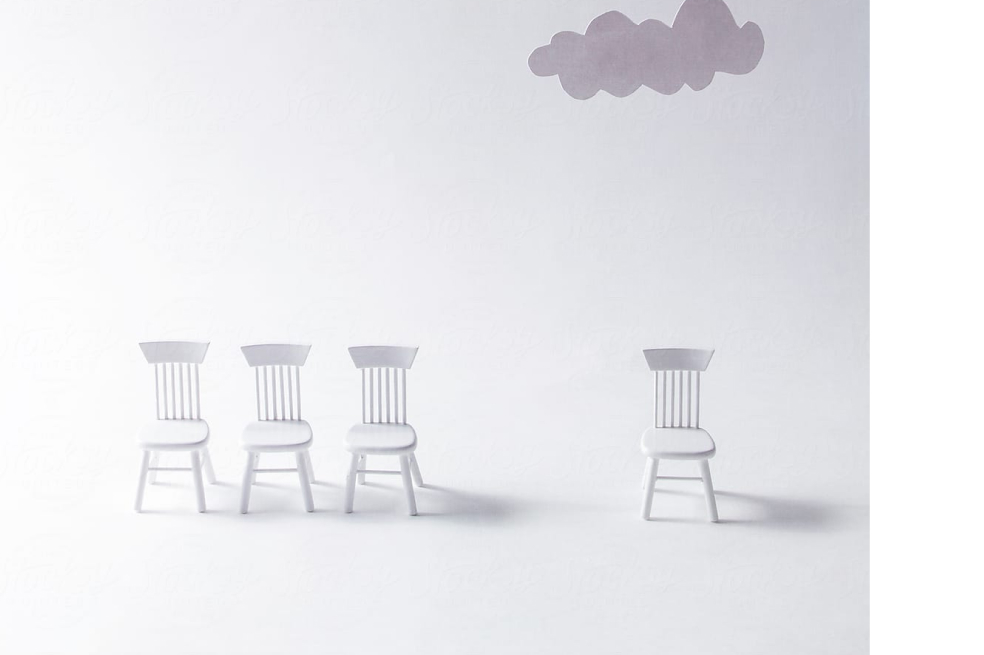 Пустые серые стулья