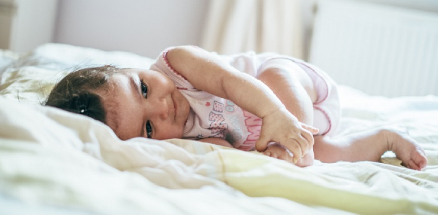 Лежит маленький ребенок