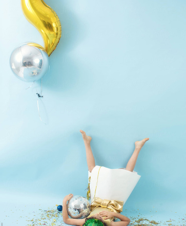 Человек лежит у бирюзовой стены